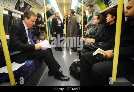 Der konservative Führer David Cameron fährt heute mit der U-Bahn in die O2 Arena in London, wo er sein Ticket for Trupps-Programm lancierte, das die Veranstalter von Musikkonzerten und Sportveranstaltungen dazu anspornen soll, Soldaten kostenlose Tickets zu geben. Stockfoto