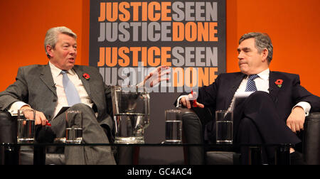 Premierminister Gordon Brown (rechts) und Innenminister Alan Johnson (links) beantworten Fragen auf einem Forum zur Bekämpfung von antisozialem Verhalten, das im Richmix Cinema in Shoreditch, London, abgehalten wird. Stockfoto