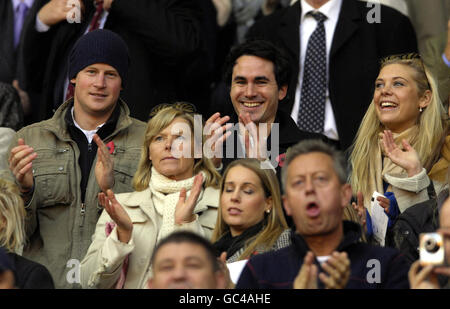 Rugby Union - Investec Challenge Series - England / Australien - Twickenham Stadium. Prinz Harry und Chelsy Davy beobachten während des Investec Challenge Series-Spiels im Twickenham Stadium, London, von der Tribüne aus. Stockfoto