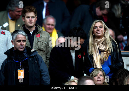 Prince Harry und Chelsy Davy beobachten während des Investec Challenge Series Spiels im Twickenham Stadium, London, von der Tribüne. Stockfoto