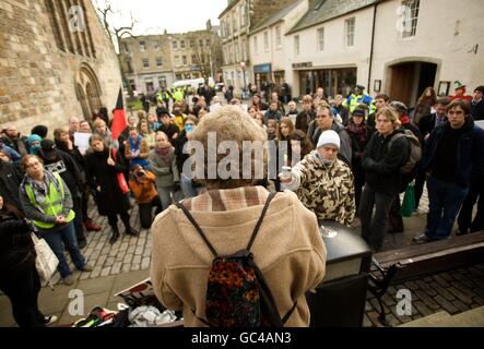 Demonstranten marschieren vom Kirchplatz zum Fairmont Hotel, während sich Finanzminister aus aller Welt in St. Andrews zum G20-Treffen der Finanzminister und Zentralbankpräsidenten treffen. Stockfoto