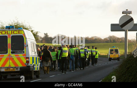 Polizeibeamte, die als Protestierende im Dienst sind, marschieren vom Church Square zum Fairmont Hotel, während sich Finanzminister aus aller Welt in St. Andrews zum G20-Treffen der Finanzminister und Zentralbankpräsidenten treffen. Stockfoto