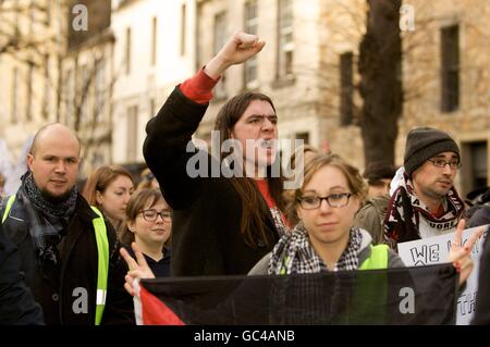 Demonstranten marschieren vom Kirchplatz zum Fairmont Hotel, während sich Finanzminister aus aller Welt in St. Andrews zum G20-Treffen der Finanzminister und Zentralbankpräsidenten treffen. Stockfoto