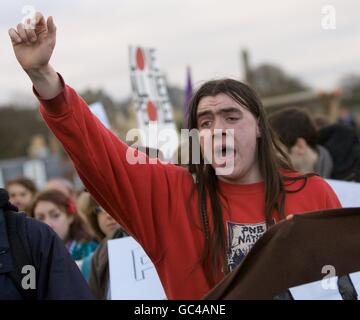 Demonstranten marschieren vom Kirchplatz zum Fairmont Hotel, während sich Finanzminister aus aller Welt in St. Andrews zum G20-Treffen der Finanzminister und Zentralbankpräsidenten treffen. Stockfoto