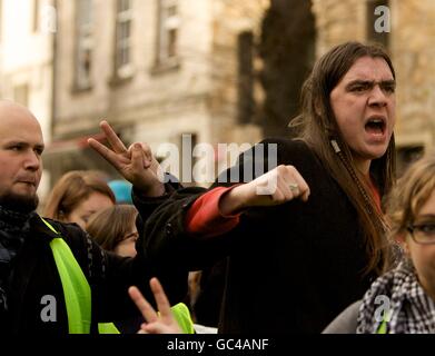 Demonstranten marschieren vom Kirchplatz zum Fairmont Hotel, während sich Finanzminister aus aller Welt in St. Andrews zum G20-Treffen der Finanzminister und Zentralbankpräsidenten treffen. Stockfoto