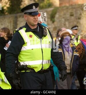 Ein diensthabender Polizeibeamter als Protestierende marschiert vom Church Square zum Fairmont Hotel, während sich Finanzminister aus aller Welt in St. Andrews zum G20-Treffen der Finanzminister und Zentralbankpräsidenten treffen. Stockfoto