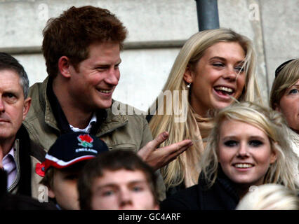 Prinz Harry (links) und Chelsy Davy (rechts) beobachten von den Tribünen während des Investec Challenge Series Spiels im Twickenham Stadium, London. Stockfoto