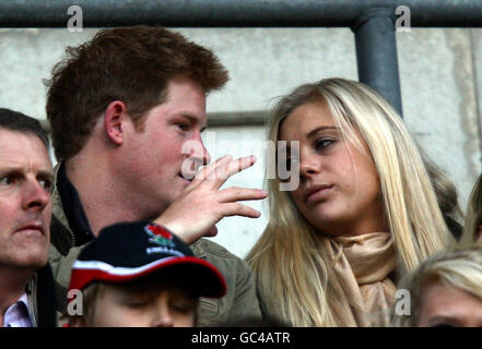 Prinz Harry (links) und Chelsy Davy (rechts) beobachten von den Tribünen während des Investec Challenge Series Spiels im Twickenham Stadium, London. Stockfoto