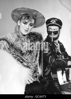 ZANY-COMIC KENNY EVERETT UND CULTURE CLUB-SÄNGER GEORGE, DIE SICH FÜR EVERETTS SONDERSHOW AUF BBC AM 27. DEZEMBER ZUSAMMENFINDEN WERDEN. Stockfoto