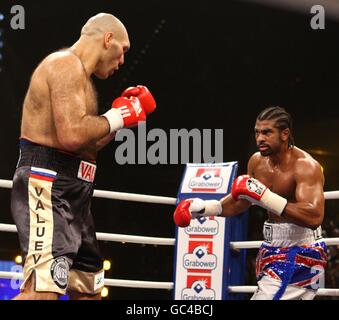 Boxen - WBA World Heavyweight Titel - Nikolai Valuev gegen David Haye - Nürnberg Arena. Der englische David Haye (rechts) und der russische Nikolai Valuev während des WBA World Heavyweight-Titelkampfes in der Nürnberger Arena Stockfoto