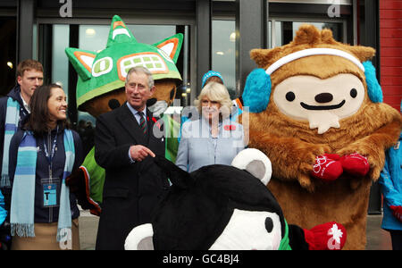 Der Prinz von Wales mit der Herzogin von Cornwall posiert mit Maskottchen im Olympischen Dorf in Vancouver, Kanada vor der Stadt, die die Olympischen Winterspiele 2010 während ihres Besuchs in der Gegend veranstaltet. Stockfoto