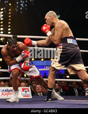 Englands David Haye entmuckt sich während des WBA World Heavyweight Title Bout in der Nürnberger Arena vor dem russischen Nikolai Valuev. Stockfoto