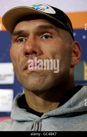 Der geschlagene Russe Nikolai Valuev zeigt seine Niedergeschlagenheit während der Pressekonfrenz nach seiner Punktniederlage gegen den englischen David Haye in einer WBA World Heavyweight Title-Schlacht in der Nürnberger Arena, Deutschland. Stockfoto