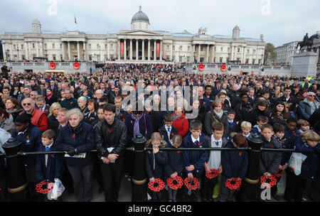 Nach einem öffentlichen Erinnerungskonzert und einer Lyriklesung, die von der Royal British Legion veranstaltet wird, wird am Trafalgar Square in London eine zweiminütige Stille beobachtet. Stockfoto