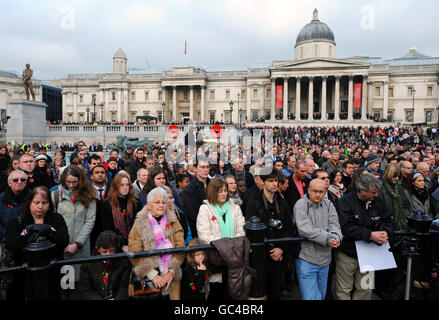 Nach einem öffentlichen Erinnerungskonzert und einer Lyriklesung, die von der Royal British Legion veranstaltet wird, wird am Trafalgar Square in London eine zweiminütige Stille beobachtet. Stockfoto