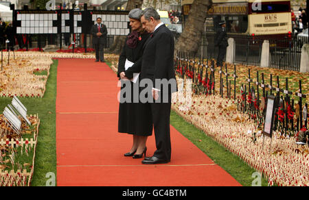 Premierminister Gordon Brown und seine Frau Sarah im Bereich des Gedenkens in Westminster Abbey, London, nach einem Gedenkgottesdienst zum Tod der Generation des Ersten Weltkriegs. Stockfoto