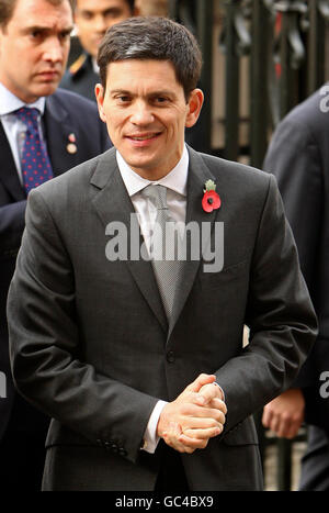 Außenminister David Miliband kommt in Westminster Abbey, London, zu einem Gedenkgottesdienst, um den Tod der Generation des Ersten Weltkriegs zu markieren. Stockfoto