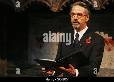 Der Schauspieler Jeremy Irons liest "Last Post", geschrieben von Carol Ann Duffy, während eines Gedenkgottesdienstes, um den Tod der Generation des Ersten Weltkriegs in Westminster Abbey im Zentrum von London zu markieren. Stockfoto