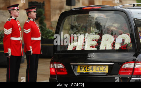 Blumen auf der Rückseite eines Leichenschauers beim Begräbnis von Guardsman Paul McGee im Paisley Town Hall. Der 28-jährige Guardsman starb, nachdem er in Lochwinnoch, Schottland, abgehört wurde. Stockfoto