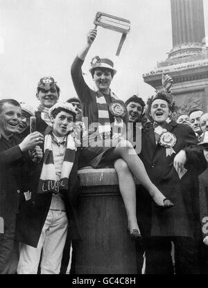 Fußball - FA Cup Final - Leeds United gegen Liverpool. Christine Rise, 18, führt Liverpool-Fans vor dem Wembley-Jubel am Trafalgar Square in London an. Stockfoto