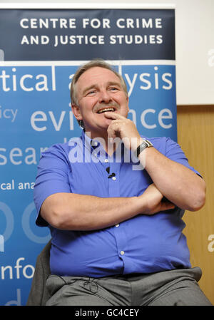 Professor David Nutt spricht am Kings College in London, inmitten des Sturzes seiner Entlassung als Chefdrogenberater der Regierung nach seinen umstrittenen Äußerungen über Cannabis, Ecstasy und LSD. Stockfoto