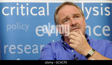 Professor David Nutt spricht am Kings College in London, inmitten des Sturzes seiner Entlassung als Chefdrogenberater der Regierung nach seinen umstrittenen Äußerungen über Cannabis, Ecstasy und LSD. Stockfoto