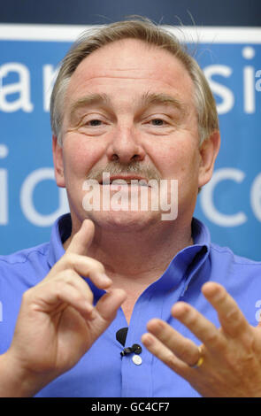 Professor David Nutt spricht am Kings College in London, inmitten des Sturzes seiner Entlassung als Chefdrogenberater der Regierung nach seinen umstrittenen Äußerungen über Cannabis, Ecstasy und LSD. Stockfoto