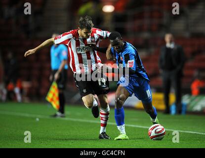 Fußball - Johnstone's Paint Trophy - Südliche Sektion - Viertelfinale - Southampton / Charlton Athletic - St Mary's Stadium. Southampton's Dean Hammond (links) und Charlton Athletic's Lloyd Sam (rechts) kämpfen um den Ball Stockfoto