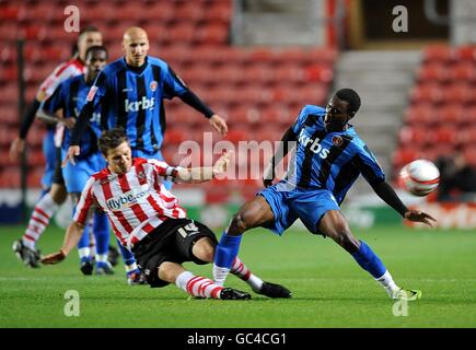 Fußball - Johnstone's Paint Trophy - Südliche Sektion - Viertelfinale - Southampton / Charlton Athletic - St Mary's Stadium. Southampton's Dean Hammond (links) und Charlton Athletic's Lloyd Sam (rechts) kämpfen um den Ball Stockfoto