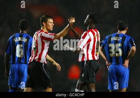 Southampton's Dean Hammond (links) und Ndiaye Papa Waigo (rechts) feiern Ihre Seiten zweites Tor des Spiels als Charlton Athletic Die Spieler stehen niedergeschlagen Stockfoto