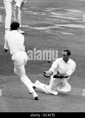 Cricket - County Championship 1969 - Middlesex gegen Surrey - Lord's. Surreys Wicket-Keeper Arnold Long taucht nach einem Fang Stockfoto