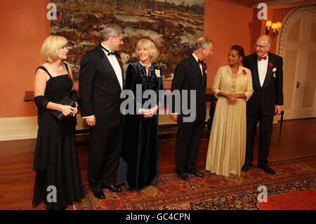 Der britische Prinz Charles und die Herzogin von Cornwall (Mitte) im Bild mit dem kanadischen Generalgouverneur Michaelle Jean (zweite rechts) und seiner Exzellenz Jean-Daniel Lafond (rechts) sowie Premierminister Stephen Harper und seiner Frau Laureen (links) bei einem Staatsessen im Haus des Generalgouverneurs in Ottawa, Kanada. Stockfoto