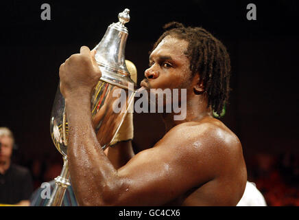 Audley Harrisons Küsse die Trophäe, nachdem er gegen Coleman Barrett gewonnen hatte, um die Prizefighter Boxschwergewicht-Serie in der Excel Arena, London zu gewinnen. Stockfoto