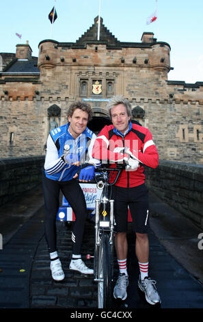 TV-Moderator Ben Fogle und der olympische Goldmedaillengewinnerer James Cracknell machen sich auf eine karitative Rikscha-Fahrt vom Edinburgh Castle aus auf den Weg. Die 450-Meilen-Challenge „Ride for Britain“ wird Geld für die SSAFA-Streitkräfte sammeln, die Soldaten und Frauen unterstützen. Stockfoto