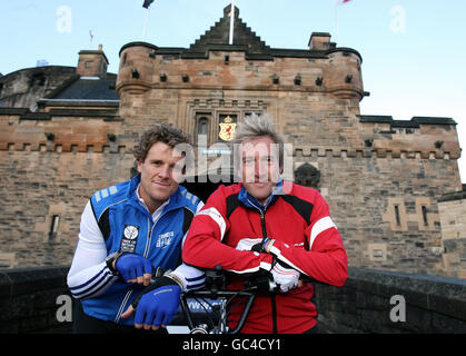 TV-Moderator Ben Fogle und der olympische Goldmedaillengewinnerer James Cracknell machen sich auf eine karitative Rikscha-Fahrt vom Edinburgh Castle aus auf den Weg. Die 450-Meilen-Challenge „Ride for Britain“ wird Geld für die SSAFA-Streitkräfte sammeln, die Soldaten und Frauen unterstützen. Stockfoto