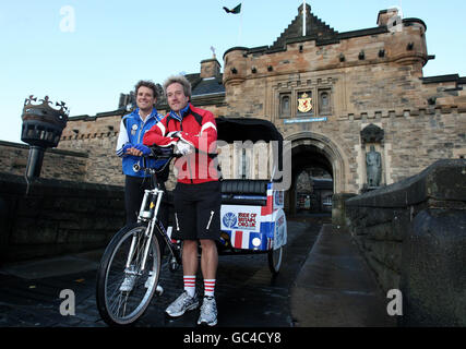 TV-Moderator Ben Fogle und der olympische Goldmedaillengewinnerer James Cracknell machen sich auf eine karitative Rikscha-Fahrt vom Edinburgh Castle aus auf den Weg. Die 450-Meilen-Challenge „Ride for Britain“ wird Geld für die SSAFA-Streitkräfte sammeln, die Soldaten und Frauen unterstützen. Stockfoto