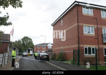 Die Polizei steht Wache vor einem Grundstück in Cheadle Heath, Stockport, wo heute Morgen ein drei Jahre altes Mädchen tot aufgefunden wurde. Stockfoto