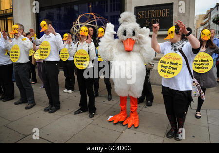 Die Tierschutzgruppe PETA protestiert gegen die Produktion und den Verkauf von Pate de fois Gras, das aus Lebern von zwangsernährten Enten und Gänsen hergestellt wurde, und demonstriert vor Selfridges, Oxford Street. Stockfoto