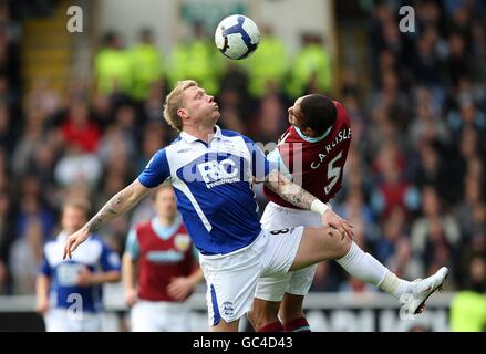 Garry O'Connor von Birmingham City (links) und Clarke Carlisle von Burnley (rechts) Kämpfe um den Ball in der Luft Stockfoto