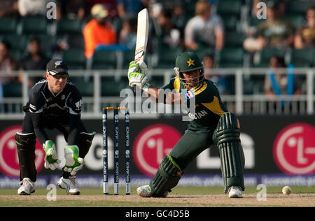 Die pakistanischen Umar Akmal-Fledermäuse wurden vom neuseeländischen Wicketkeeper Brendon McCullum während des ICC Champions Semi Final-Spiels im New Wanderers Stadium in Johannesburg beobachtet. Stockfoto