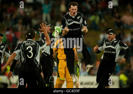 Neuseelands Kyle Mills feiert den entgangenen australischen Kapitän Ricky Ponting beim ICC Champions Final im Centurion Stadium, Centurion, Südafrika. Stockfoto