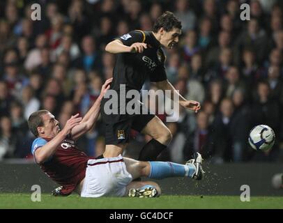 Richard Dunne von Aston Villa (links) fordert Gareth Barry von Manchester City heraus (Rechts) für den Ball Stockfoto