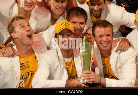 Australien Kapitän Ricky Ponting (Mitte) feiert mit seinem Team nach dem Gewinn des ICC Champions Finales im Centurion Stadium, Centurion, Südafrika. Stockfoto