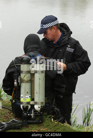 Mitglieder des Unterwassersuchteams von Scotland Yard untersuchen einen See im Bedfont Lakes Country Park in der Nähe von Heathrow, denn die Autodetektive glauben, dass sie verwendet wurden, um den Leichnam von Milly Dowler zu tragen. Stockfoto