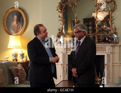 Der schottische erste Minister Alex Salmond (links) spricht mit Dr. Arun Gandhi, dem Enkel von Mahatma Gandhi, während seines Besuchs im Bute House in Edinburgh. Stockfoto