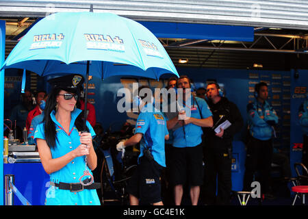 Motorradfahren - Moto GP - Runde zehn - Rennen - Donington Park. Während des Grand Prix von Großbritannien steht vor der Garage von Rizla Suzuki ein Mädchen mit Boxengasse im Donington Park, Castle Donington. Stockfoto