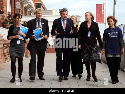 Premierminister Gordon Brown geht auf der Konferenz der Labour Party in Brighton mit Vertretern von Sue Ryder Care zu seinem Hotel. Stockfoto