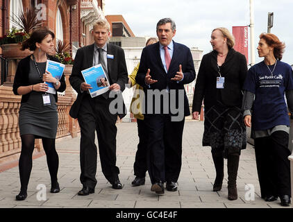 Premierminister Gordon Brown geht auf der Konferenz der Labour Party in Brighton mit Vertretern von Sue Ryder Care zu seinem Hotel. Stockfoto