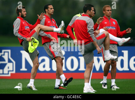 Englands (links oder rechts) David Beckham, Rio Ferdinand, Frank Lampard, John Terry und Wes Brown während einer Trainingseinheit in London Colney, Hertfordshire. Stockfoto