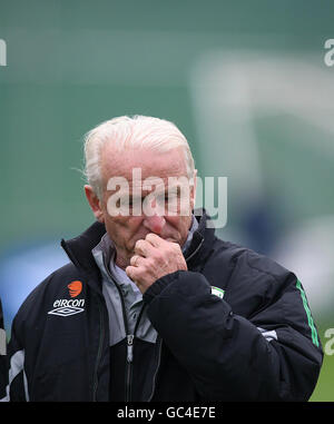 Fußball - FIFA Fußball-Weltmeisterschaft 2010 - Qualifikationsrunde - Gruppe Acht - Republik Irland gegen Italien - Republik Irland Training - .... Giovanni Trapattoni, Manager der Republik Irland, während einer Trainingseinheit im Gannon Park, Malahide, Irland. Stockfoto